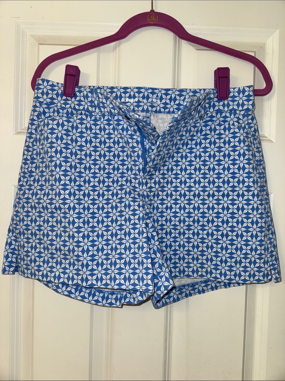 Old Navy Blue and White Geometric Women’s Shorts like new!